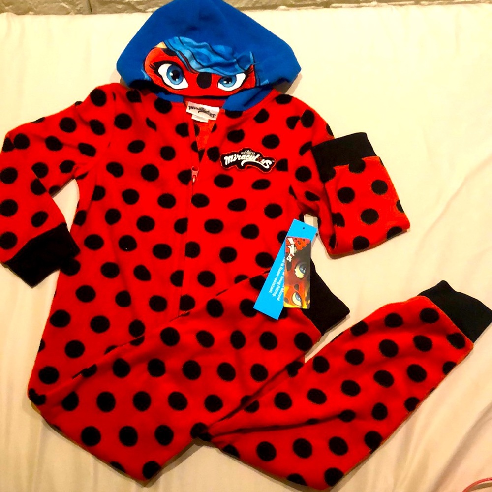 So beautiful but small for my daughter , is so cute and warm